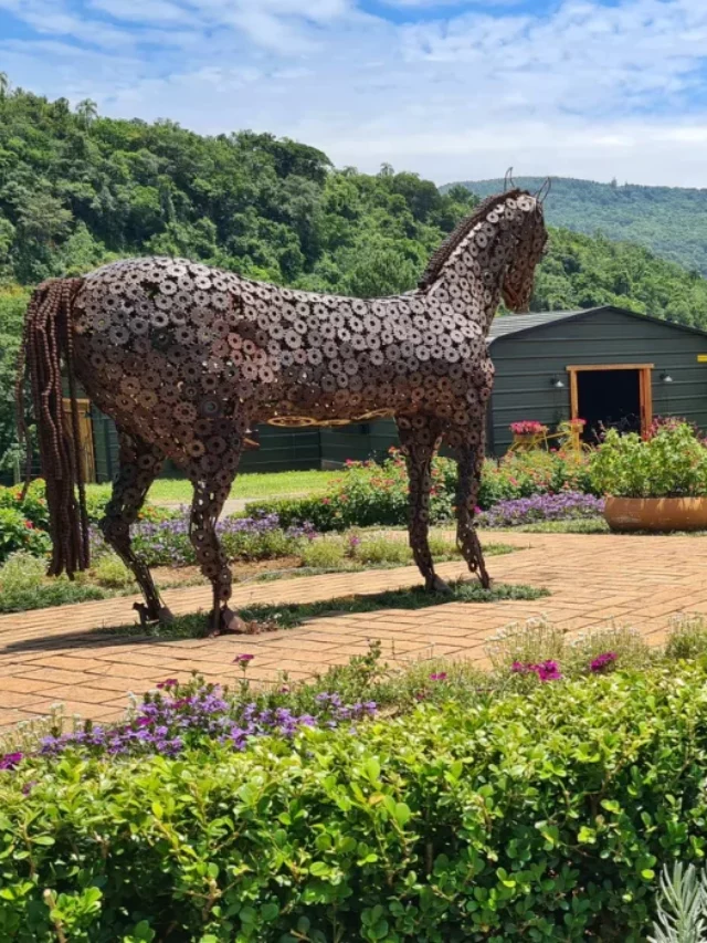 hotel fazenda maravilho no sul com escultura de cavalo no jardim